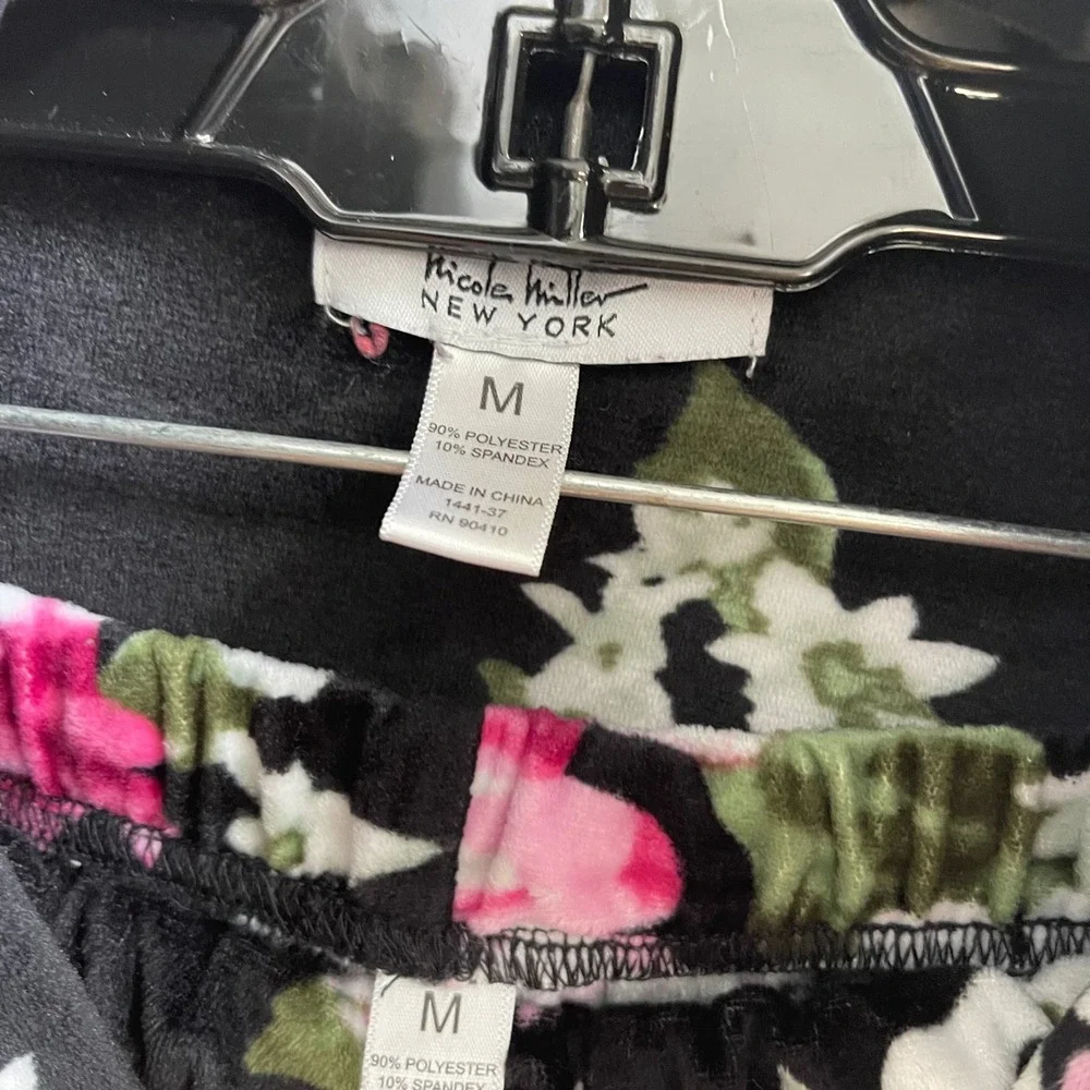 Nicole Miller Pajama Set Womens M Black Pink Floral Fleece Button Down Sleepwear